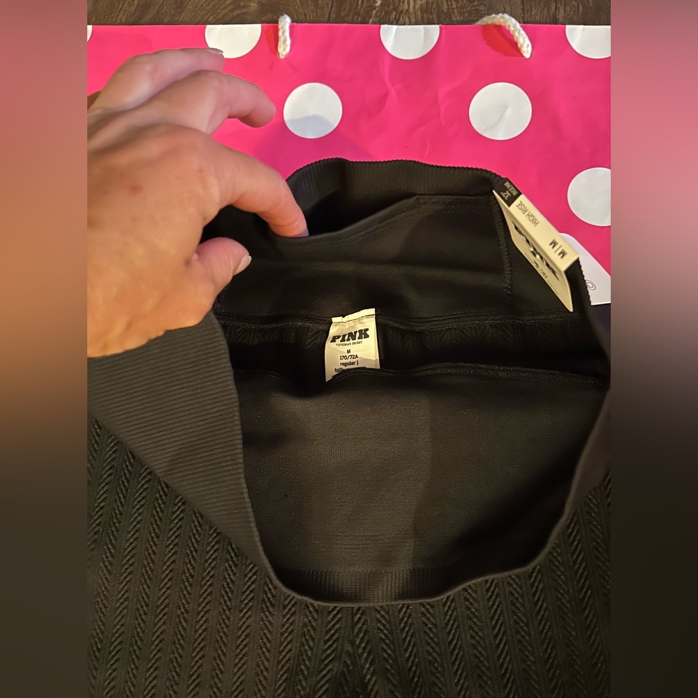 NWT VS PINK Size MEDIUM Black Seamless Cable Knit Flare Legging. - Picture 10 of 10